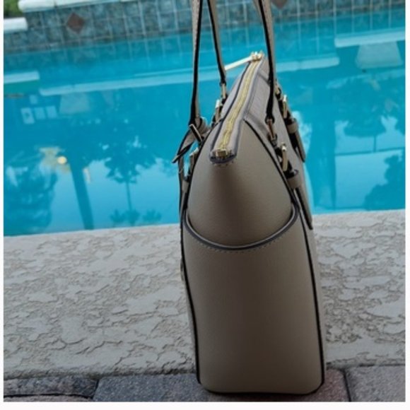 Michael Kors Charlotte Large Top Zip Tote - Picture 4 of 16